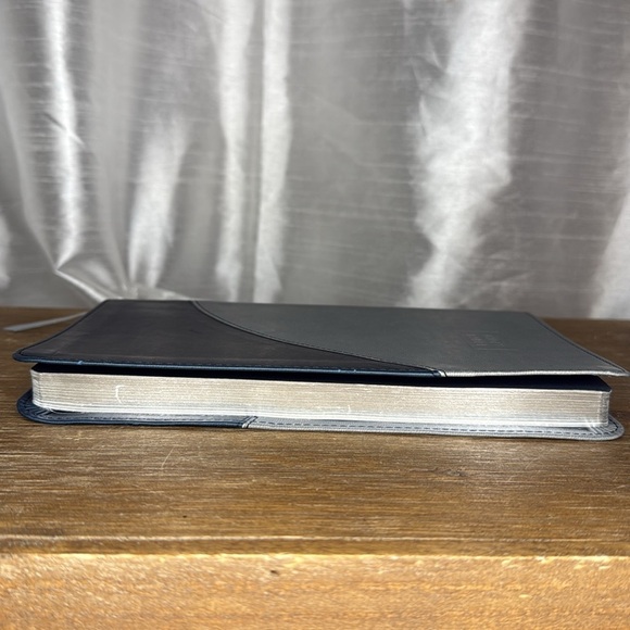 Holy Bible Common English Bible 2011 New Testament with Psalms Leather Softshell - Picture 5 of 13
